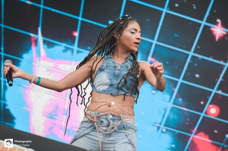 Naomi Cowan am Freitag auf der Red Stage beim Summerjam Festival